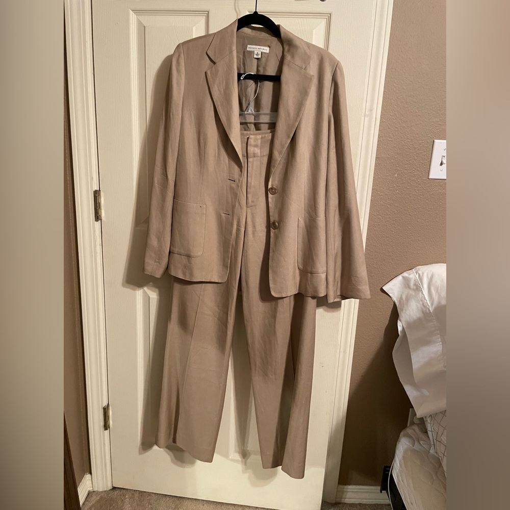 Banana Republic women’s silk suit, size 6, excellent condition